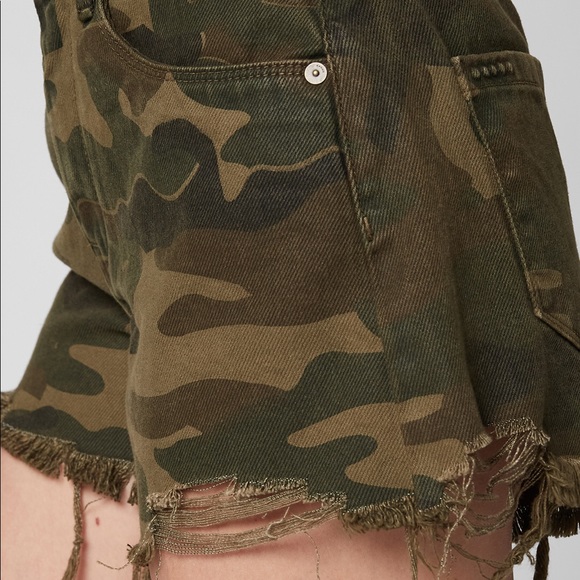 Blank NYC Pants - BLANKNYC Camo Green Denim Shorts - Size 25